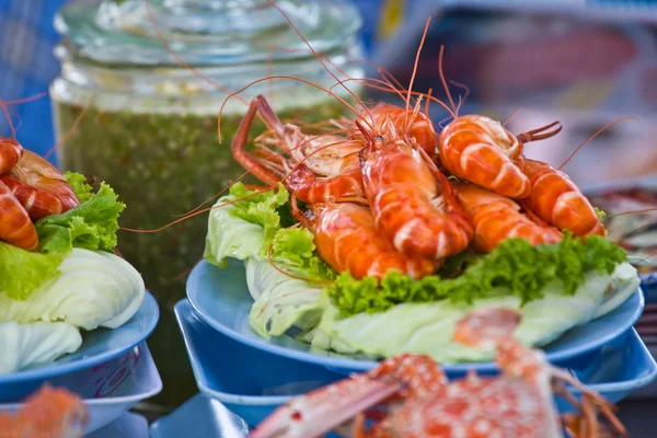 Roasted shrimps with garlic and parsley — Stock Photo, Image