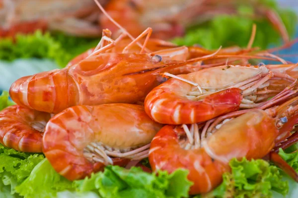 Roasted shrimps with garlic and parsley — Stock Photo, Image