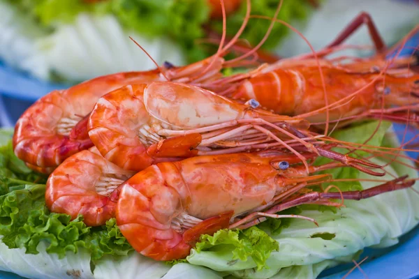 Roasted shrimps with garlic and parsley — Stock Photo, Image