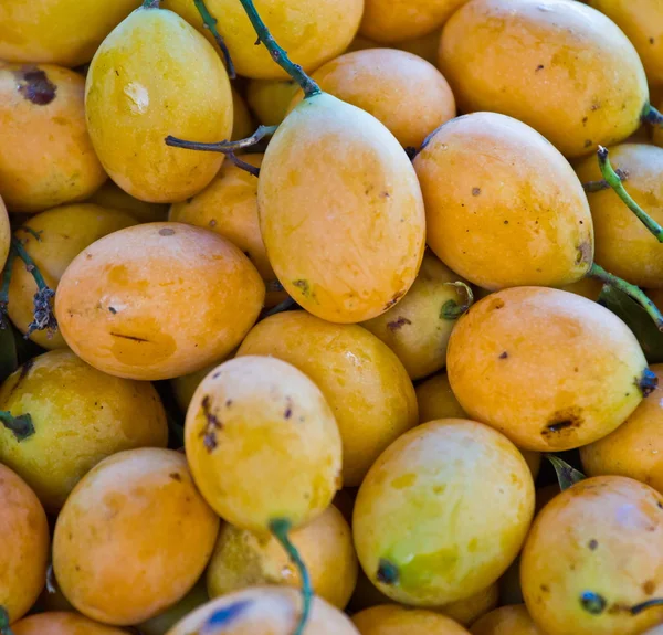 Exotiska thailändska frukter. Maprang, marian plommon, gandaria, marian mango, — Stockfoto