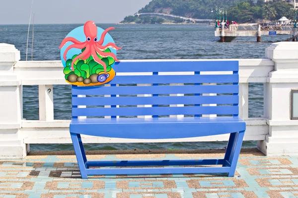 在夏天海的时尚长凳 — 图库照片