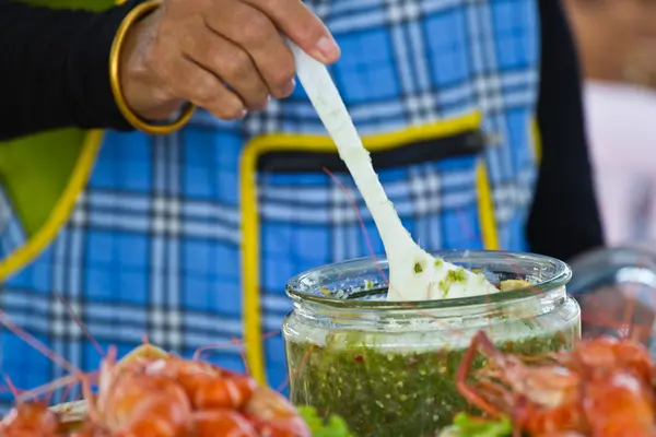 Camarões assados com alho e salsa — Fotografia de Stock