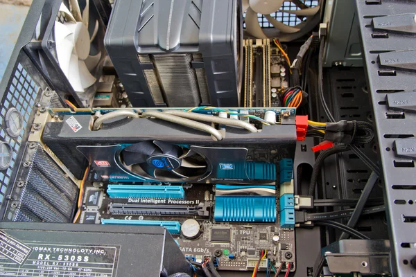 Close-up de mãos de um técnico de fiação de peças de computador — Fotografia de Stock