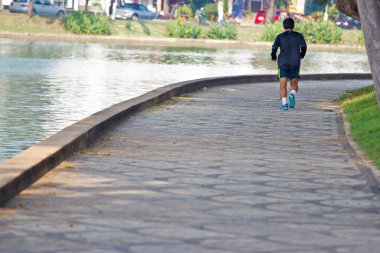 adam genel parkta koşu