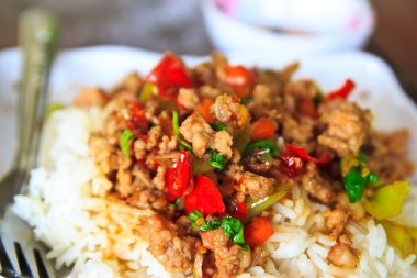 Tayland gıda Tayland baharatlı gıda, kızarmış domuz tatlı basil.whit basi ile
