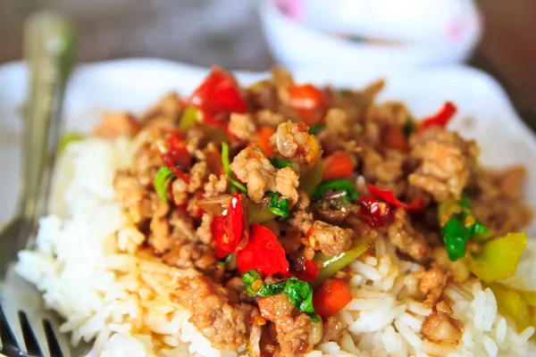 Tayland gıda Tayland baharatlı gıda, kızarmış domuz tatlı basil.whit basi ile