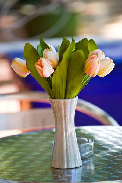 Primer plano de la elegancia ramo de flores en la mesa —  Fotos de Stock
