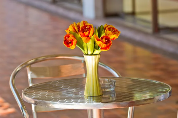 Primer plano de la elegancia ramo de flores en la mesa — Foto de Stock