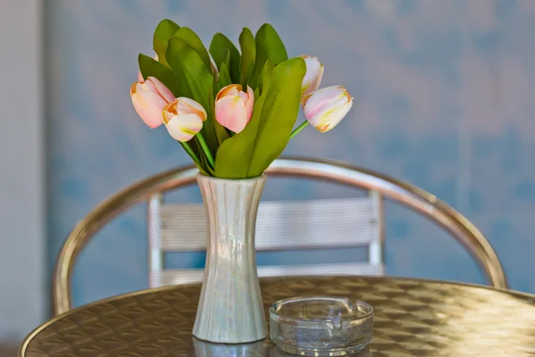 Primer plano de la elegancia ramo de flores en la mesa — Foto de Stock