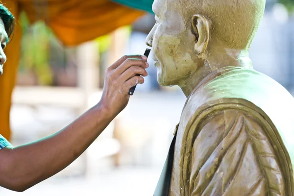 Strumento di scultura. artigiano crea la testa di un mon buddista — Foto Stock