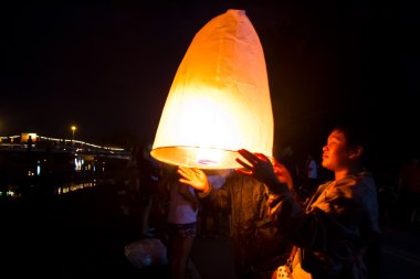Chonburi, Tayland - 28 Kasım: iki kişi uçan İnternet holding