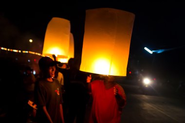 Chonburi, Tayland - 28 Kasım: iki kişi uçan İnternet holding