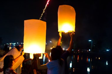 Chonburi, Tayland - 28 Kasım: iki kişi uçan İnternet holding