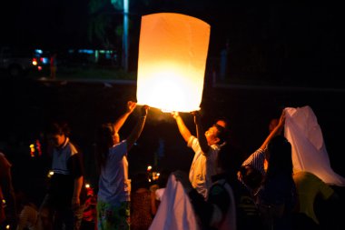 Chonburi, Tayland - 28 Kasım: iki kişi uçan İnternet holding
