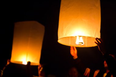 Chonburi, Tayland - 28 Kasım: iki kişi uçan İnternet holding