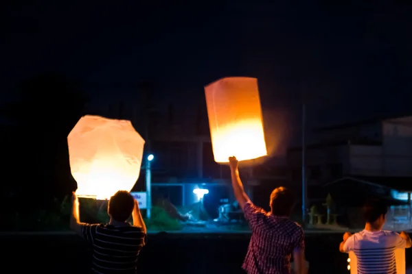 CHONBURI, TAILANDIA - 28 DE NOVIEMBRE: Dos personas sosteniendo una quincena voladora — Foto de Stock