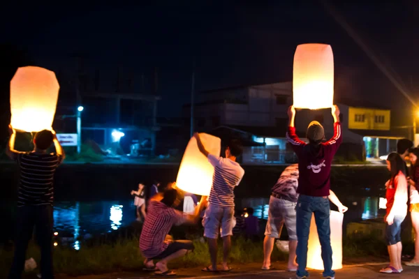 CHONBURI, TAILANDIA - 28 DE NOVIEMBRE: Dos personas sosteniendo una quincena voladora — Foto de Stock