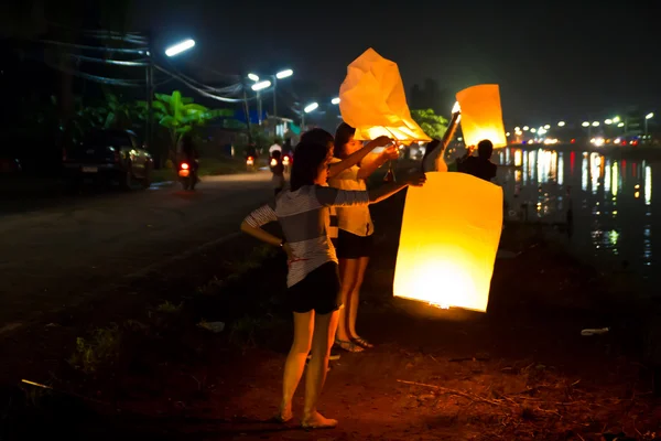 CHONBURI, THAILAND - NOVEMBER 28: Two people holding a flying fi — Stock Photo, Image