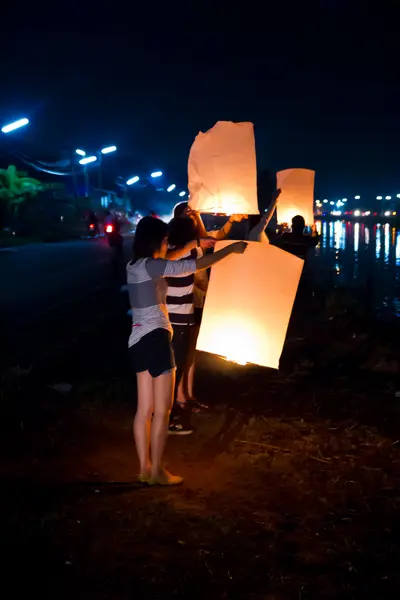 CHONBURI, THAILAND - NOVEMBER 28: Two people holding a flying fi — Stock Photo, Image