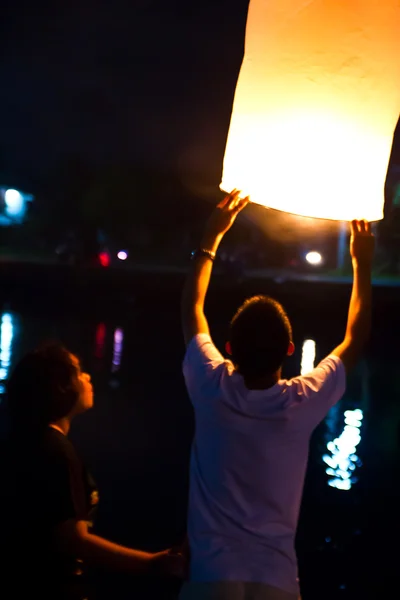 Chonburi, Tayland - 28 Kasım: iki kişi uçan İnternet holding — Stok fotoğraf