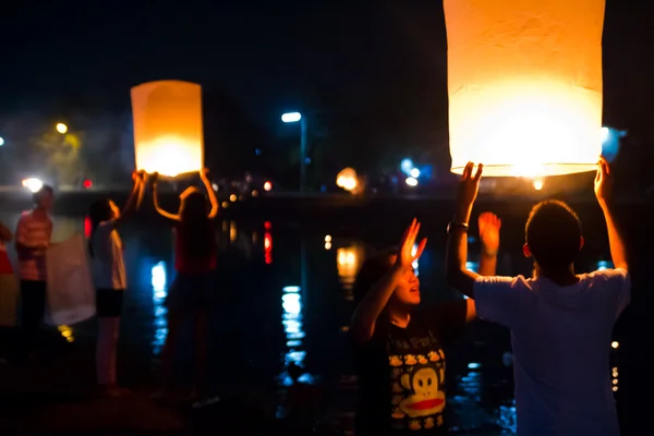 Chonburi, Tayland - 28 Kasım: iki kişi uçan İnternet holding — Stok fotoğraf