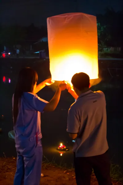 Chonburi, thailand - 28 november: twee mensen houden van een vliegende fi — Stockfoto