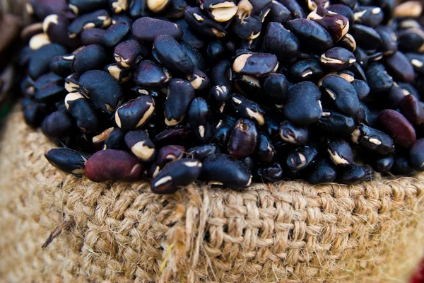 Frijoles negros en una bolsa — Foto de Stock