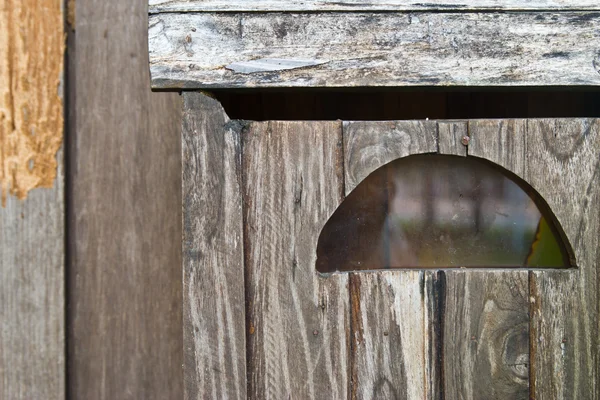 Scatola di lettere grungy vintage sulla porta di legno — Foto Stock