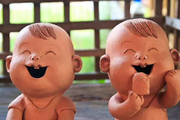 Две статуэтки смешного мальчика и девочки — стоковое фото