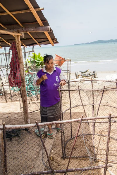 Les femmes pêcheurs tissent des pièges à poissons — Photo