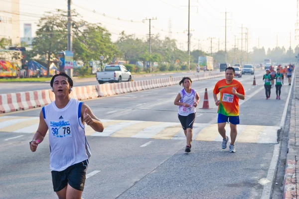 Chonburi, Tajlandia - desember 16: niezidentyfikowane biegacz konkuruje o — Zdjęcie stockowe