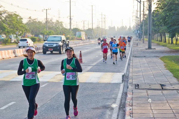 CHONBURI, THAILAND - DESEMBRIE 16: Alergătorul neidentificat concurează — Fotografie, imagine de stoc