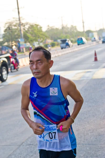 CHONBURI, TAILANDIA - 16 DE DICIEMBRE: Corredor no identificado compite o — Foto de Stock