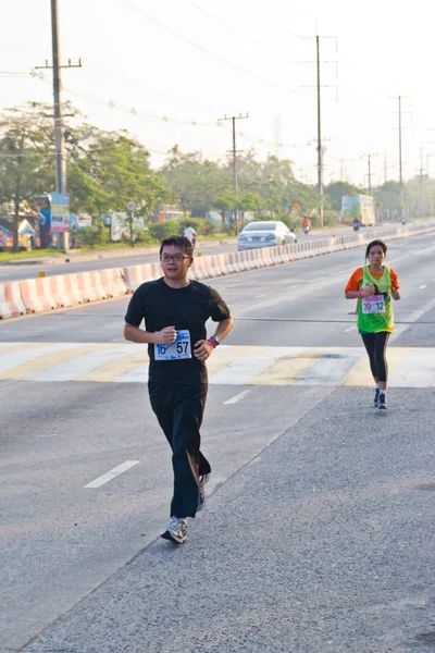 Chonburi, Tajlandia - desember 16: niezidentyfikowane biegacz konkuruje o — Zdjęcie stockowe