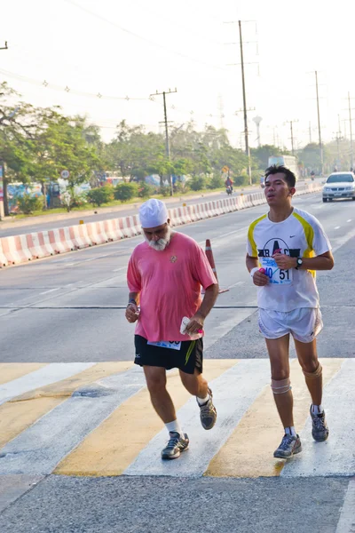 CHONBURI, THAILANDIA - DICEMBRE 16: corridore non identificato gareggia o — Foto Stock