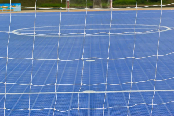 Wit voetbalnet, groen gras, futsal doel — Stockfoto