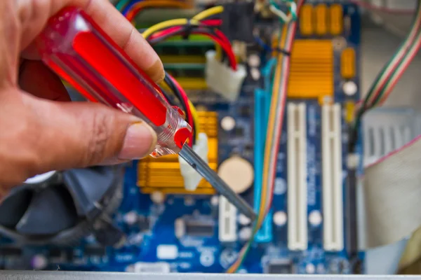 Tecnico di riparazione hardware del computer in laboratorio — Foto Stock