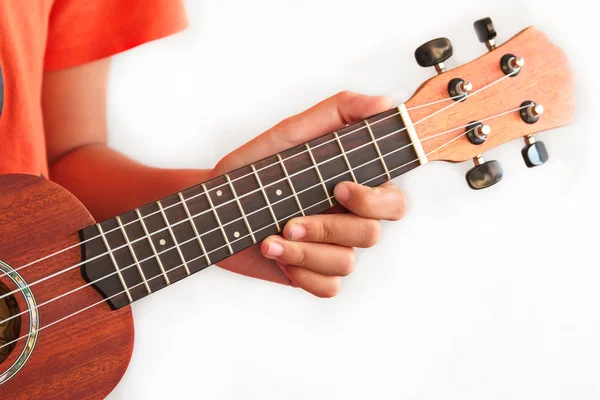 Flicka spela ukulele, närbild i händer — Stockfoto