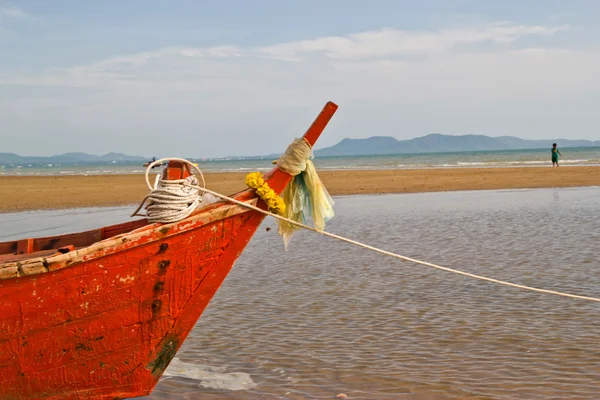 Un barco que playa Jomtean borde de la playa, Pattaya  . — Foto de Stock