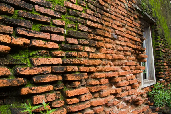 Janela em uma parede de tijolo velho — Fotografia de Stock