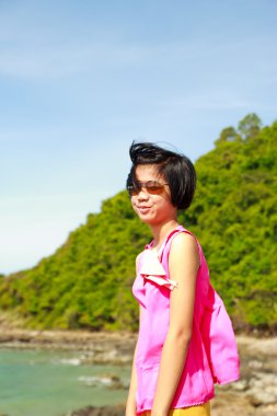 bir genç güzel poz-plajda denize arka planda portresi.