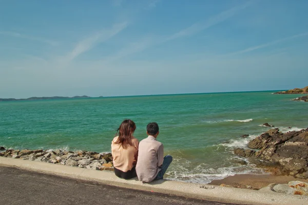 Semester par på stranden tillsammans i kärlek hålla runt varje ot — Stockfoto