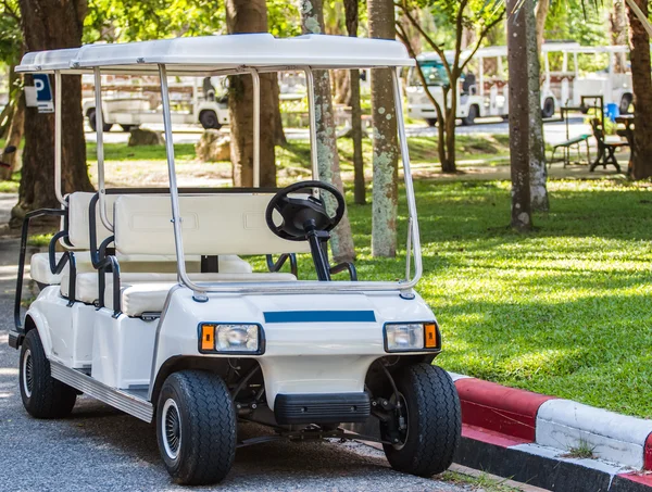 Carro de golf o coche club en el campo de golf — Foto de Stock