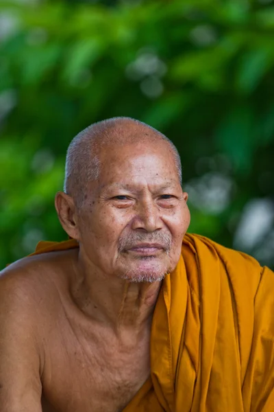 Thajské monk sedí na úsměv — Stock fotografie