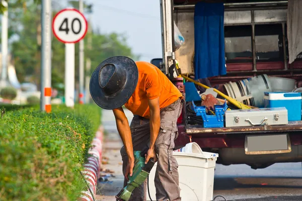 Trabajador de carretera en una acera con un martillo neumático desenterrando hormigón —  Fotos de Stock