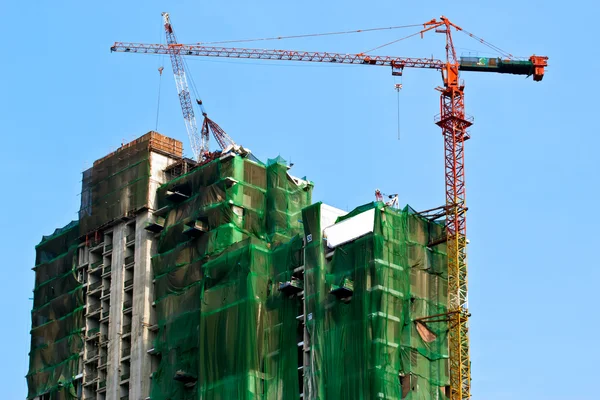 Chantier de construction avec grue et bâtiment — Photo