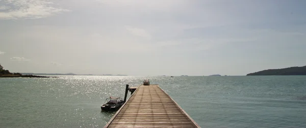 Embarcadero de madera en el mar tailandés — Foto de Stock