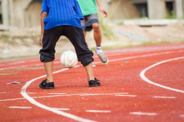 çocuğun futbol oynar