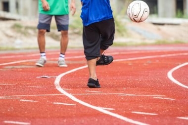 çocuğun futbol oynar