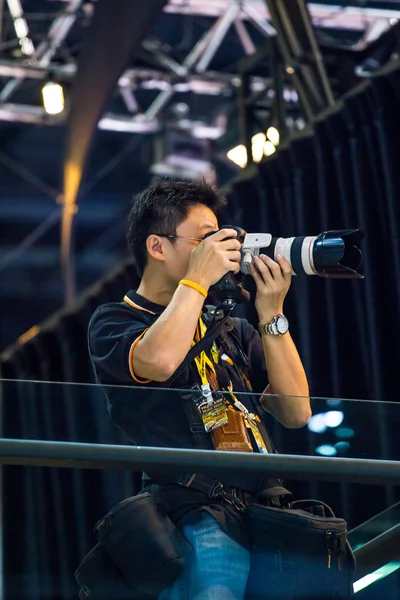 Fotografer tar en bild — Stockfoto